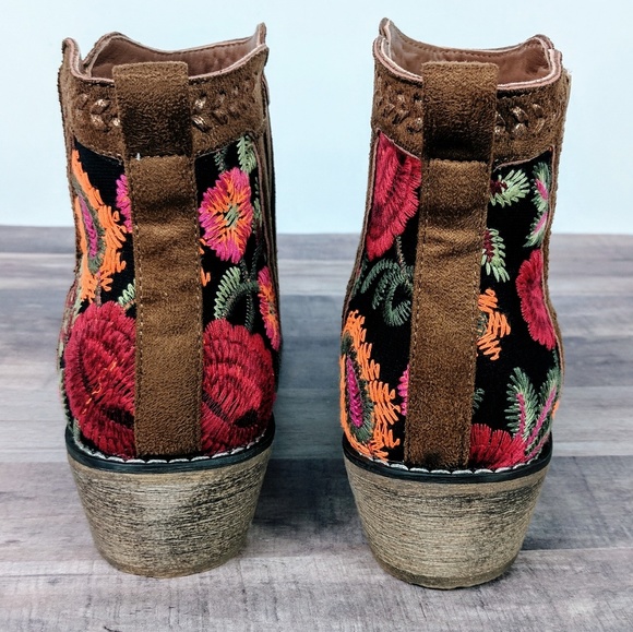 Embroidered faux suede ankle boots - Picture 7 of 7